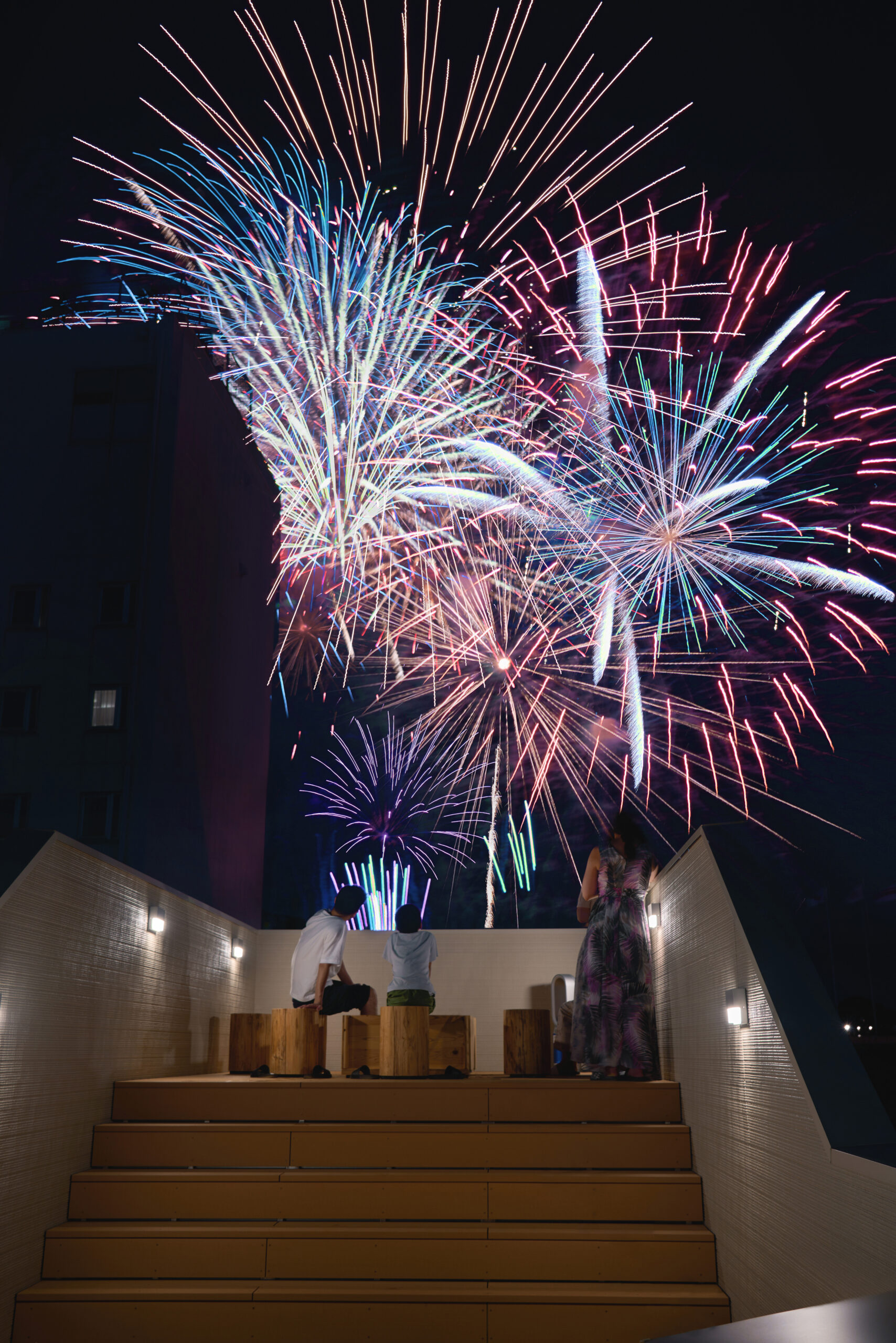 屋上で花火を見ながら夜のひとときを