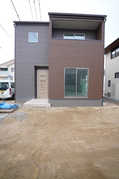木目とグレーが調和する住宅外観