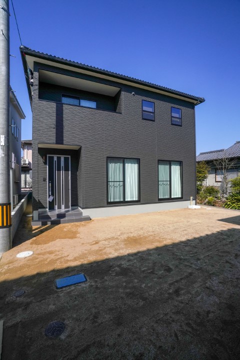 ダークカラーでまとめた落ち着きのある住宅外観