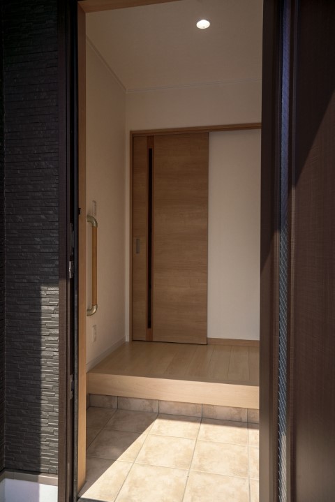 玄関の明るさと奥行き