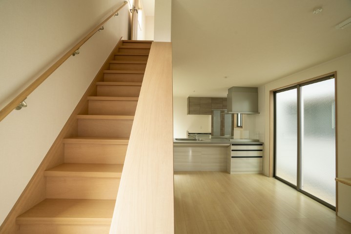 階段とLDKのつながりが感じられるリビング