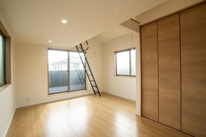 ロフトへ上がるはしごのある部屋