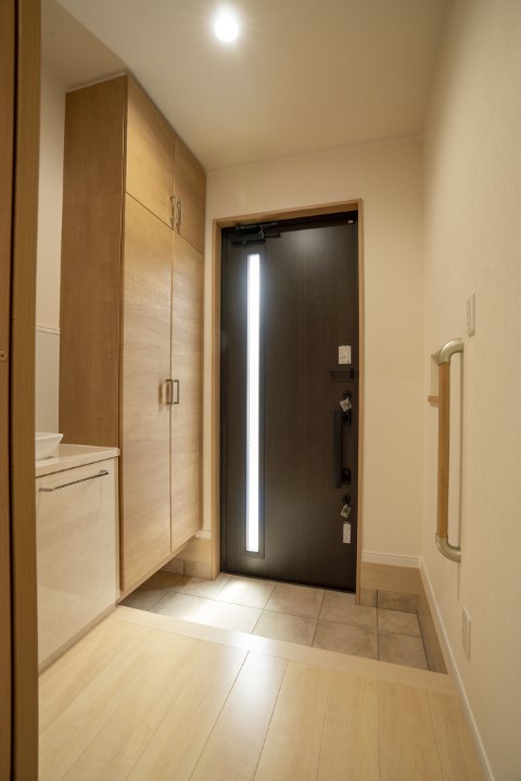 玄関収納と玄関ドア