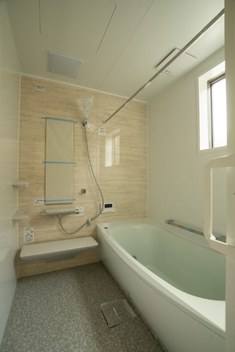 明るいアクセントパネルの浴室