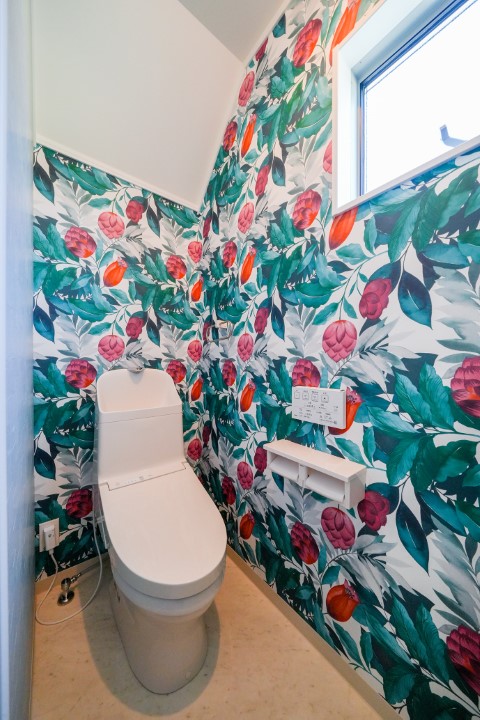 鮮やかな花柄の壁紙が特徴的なトイレ