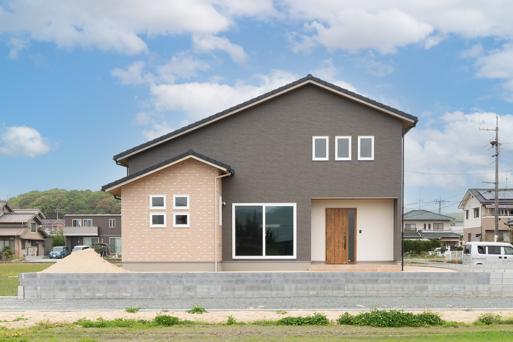 グレー外壁と木目玄関ドアが印象的な住宅外観