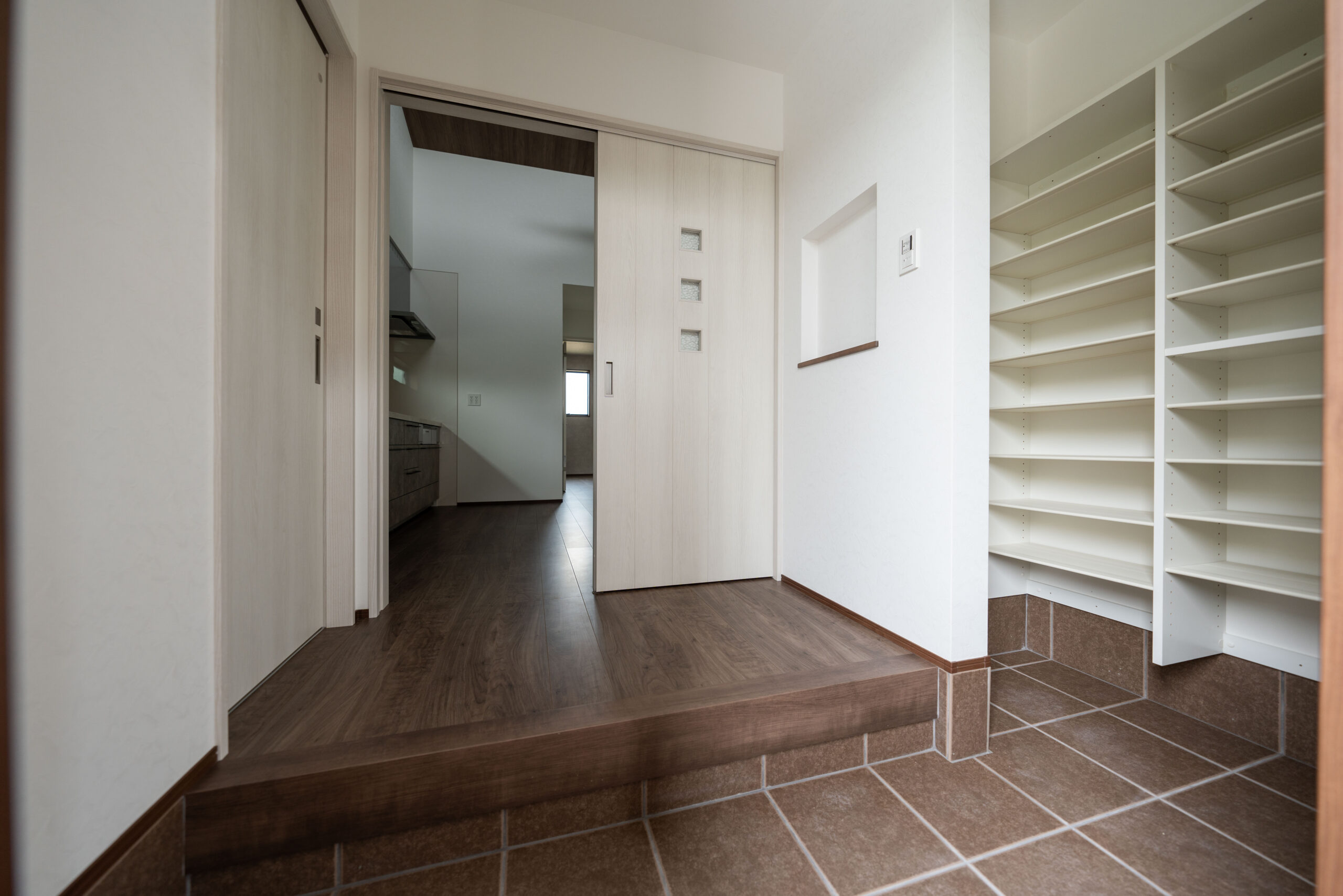 大家族や大勢の来客に対応できる明るい玄関