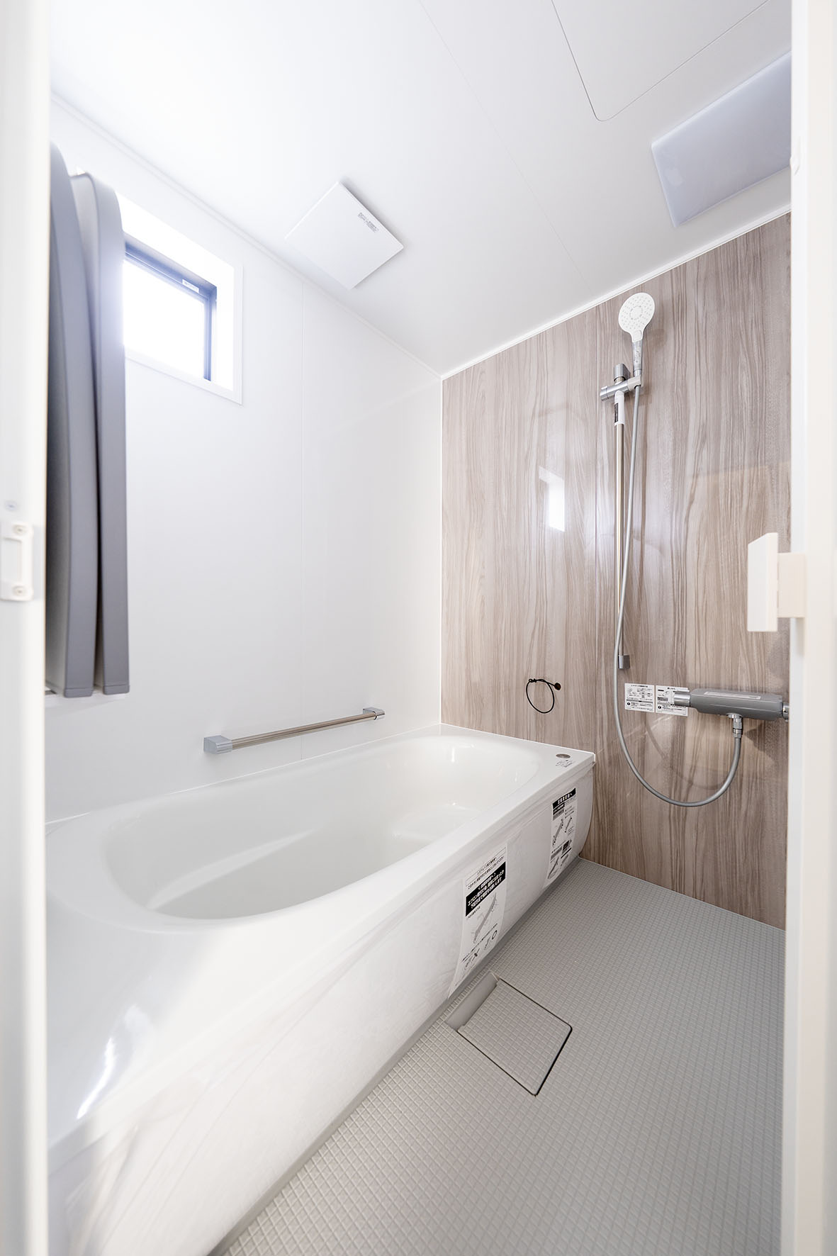 落ち着きと明るさを感じるバスルーム