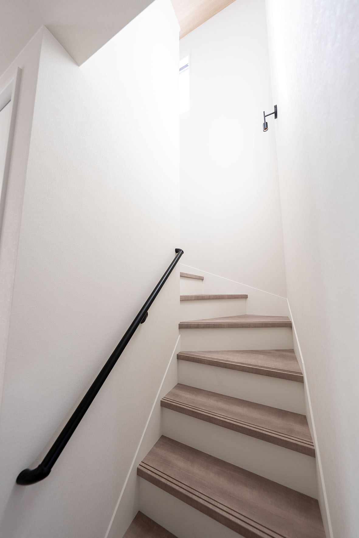 光が映えるギャラリー風階段