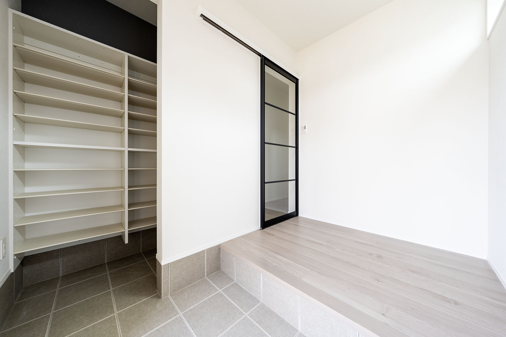 木目が温かく迎えるエントランス