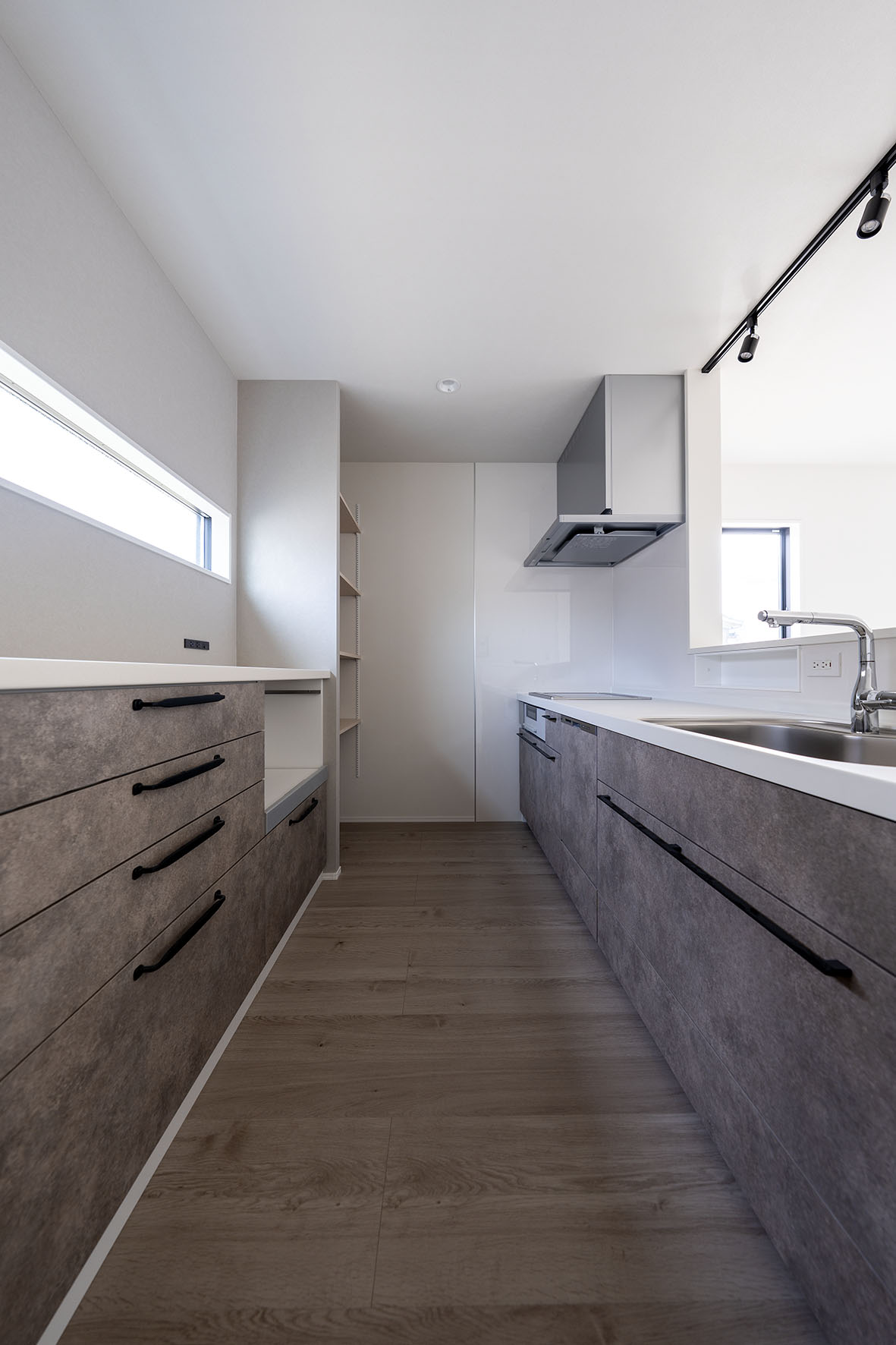 機能美が際立つモダンキッチン