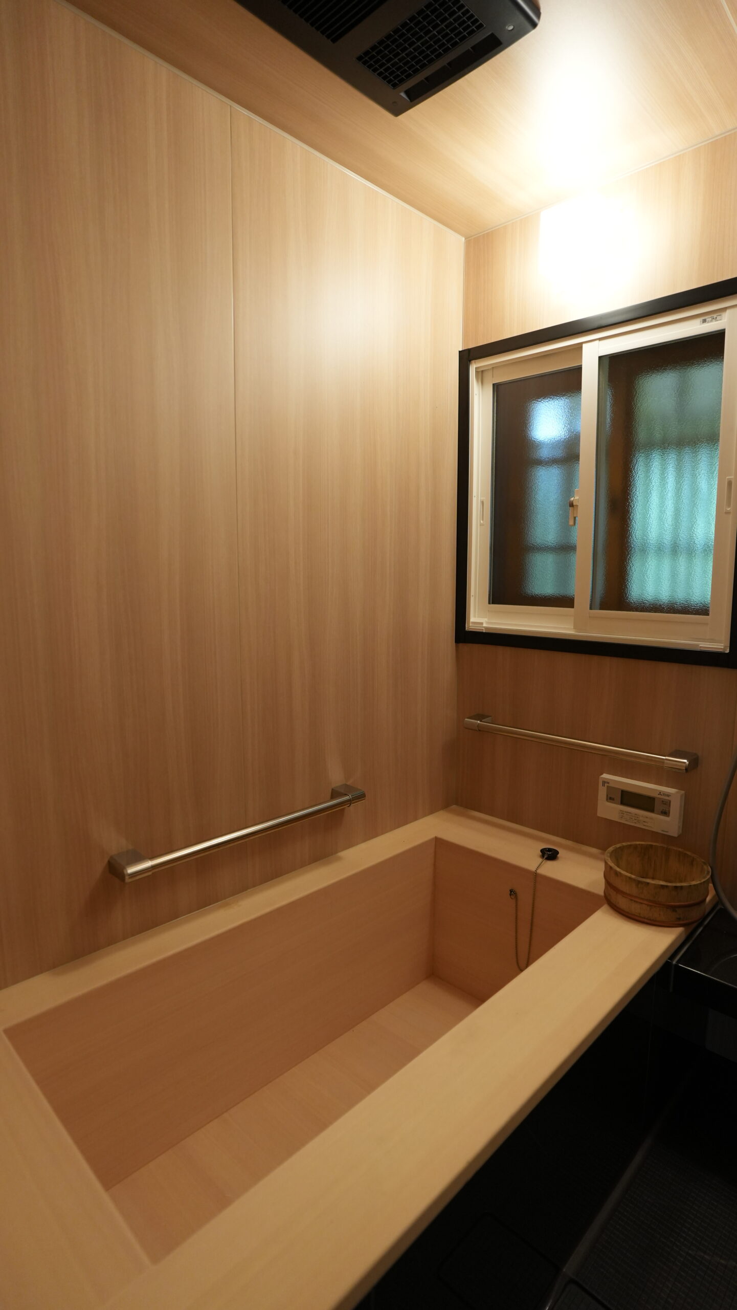 木目のバスルーム