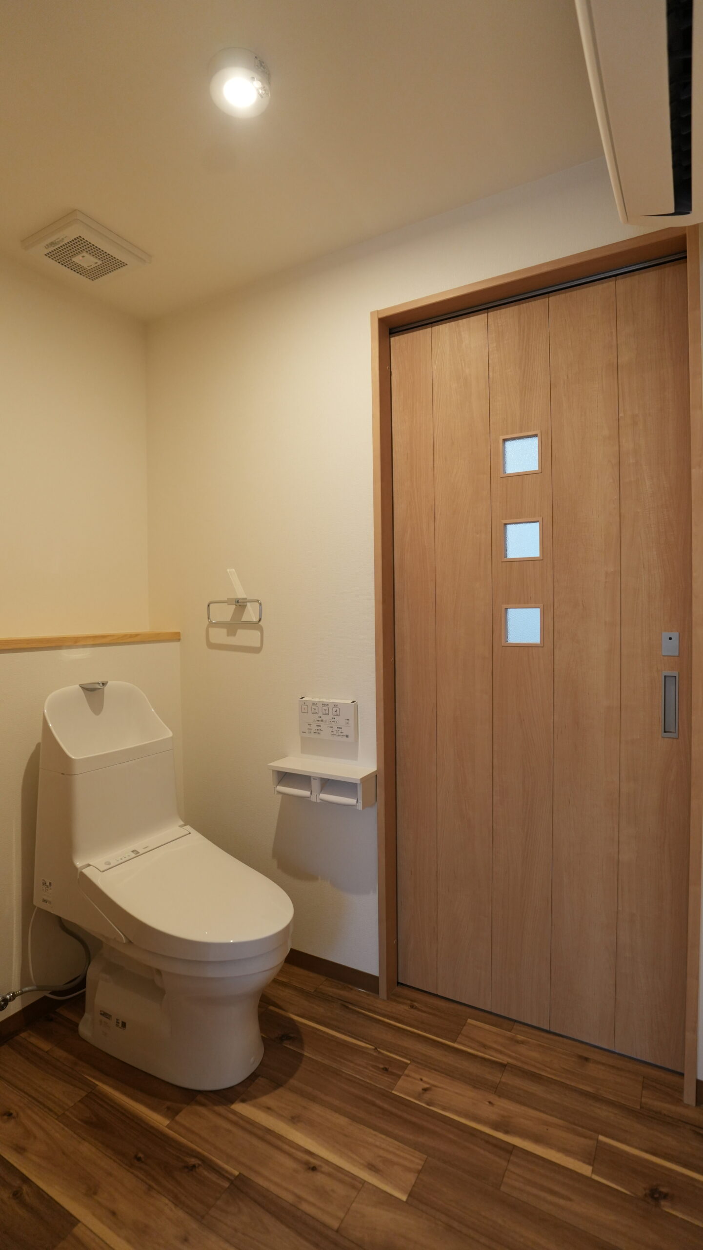 トイレ（木目ドアと床）