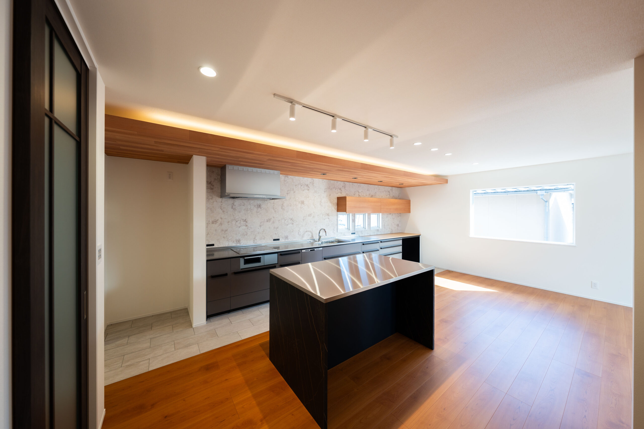 キッチン（収納・背面の見え方）