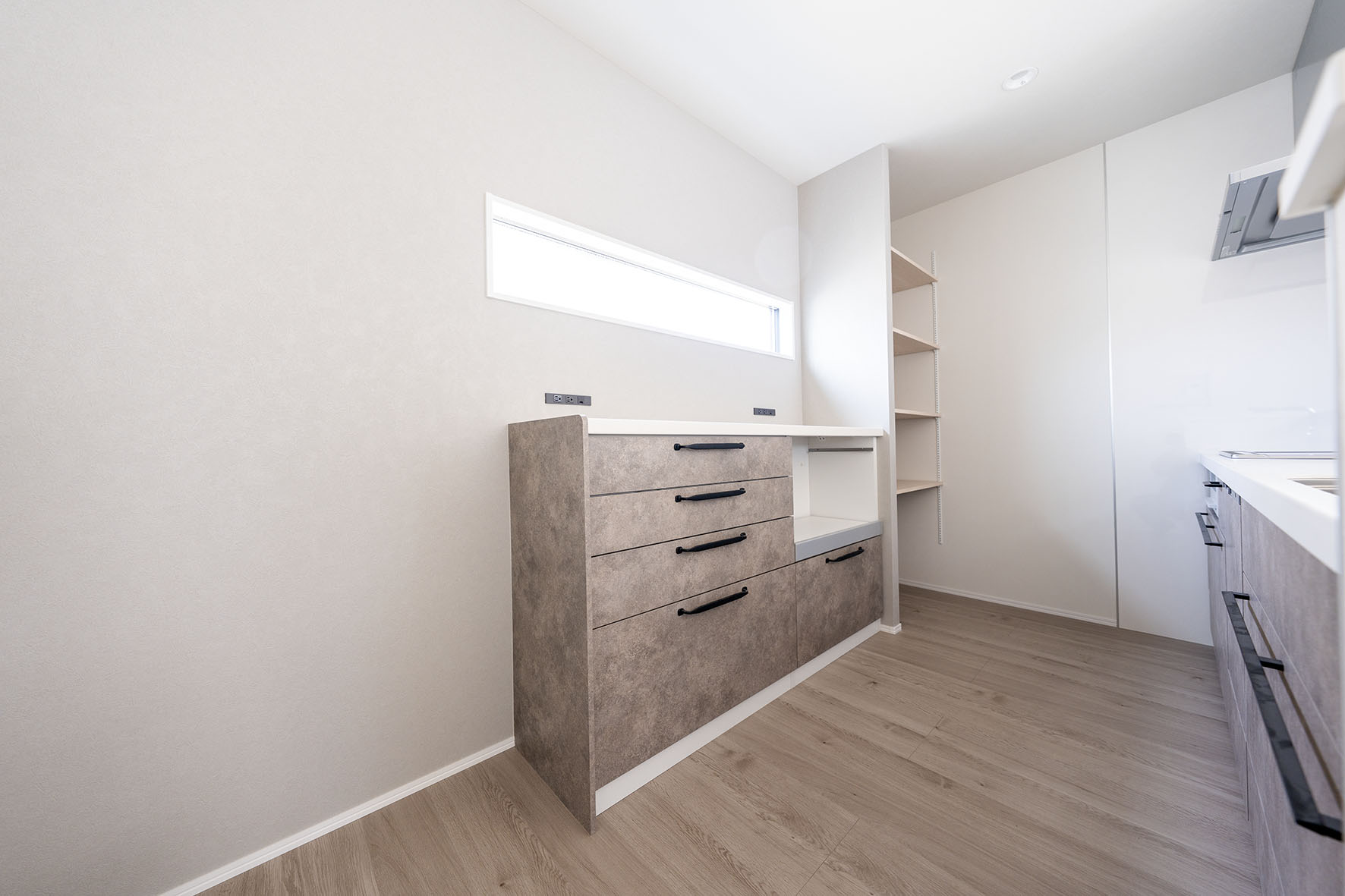 キッチン後ろの収納スペース（パントリー）