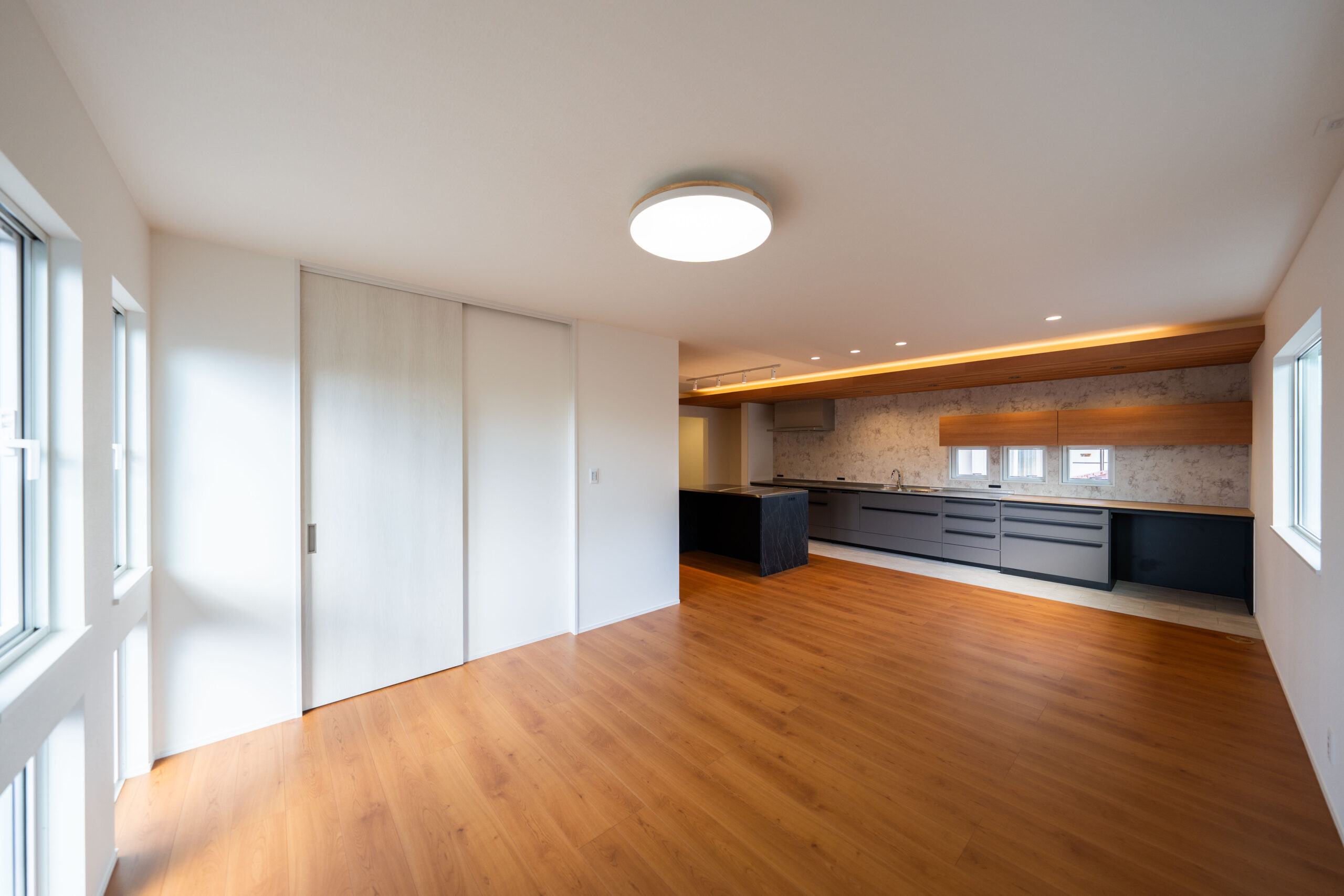 リビング（光と陰影のバランス）