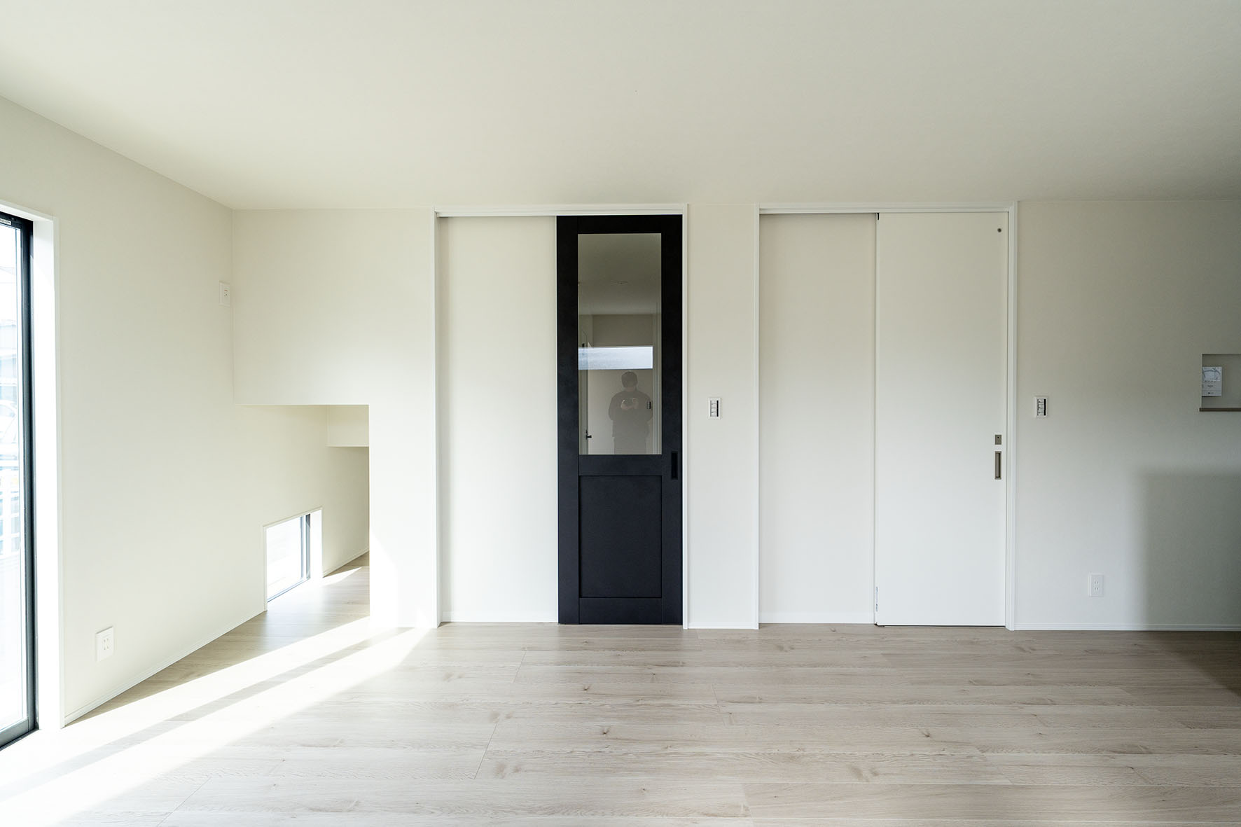 リビング入り口（抜け感のある動線）