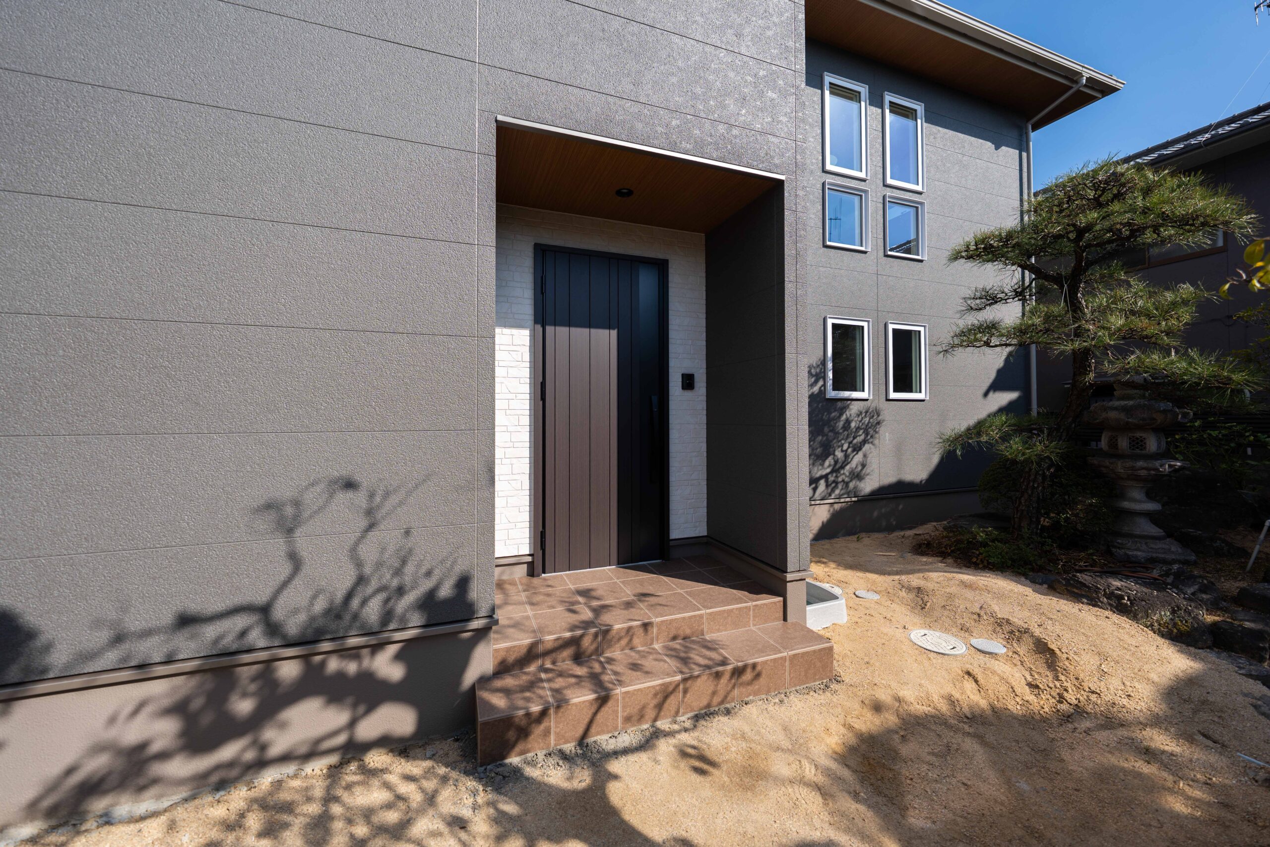 外観（シンプルで品のある佇まい）