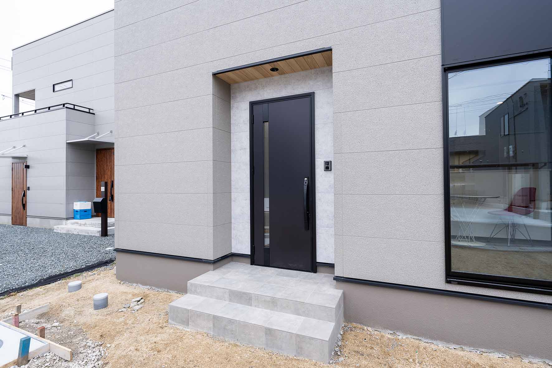 木目の玄関ドアが映える玄関まわり